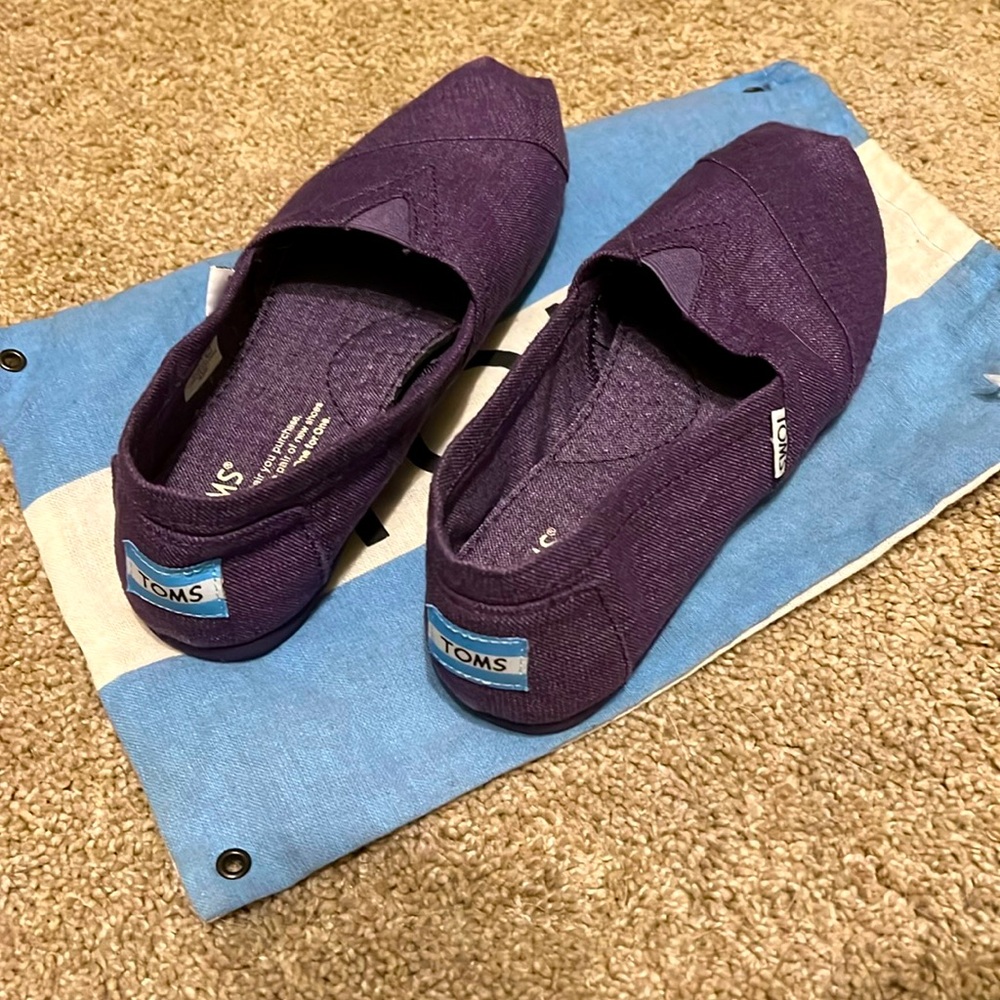 Purple Tom’s women’s 6